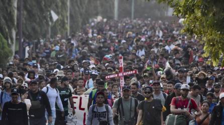 Más de 5,000 migrantes avanzan por el sur de México hacia la capital para pedir documentos y denunciar la muerte de 40 indocumentados en un centro de detención.