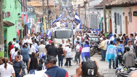 Fotografía muestra la nutrida manifestación de la oposición en Santa Rosa de Copán, al occidente de Honduras, este sábado 18 de noviembre de 2023.