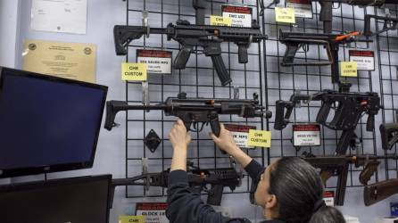 El Gobierno de Biden ha implementado varias restricciones para la venta de armas tras las masacres en Texas y Nueva York.