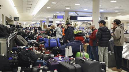 Vuelos cancelados en aeropuertos estadounidenses han dejado varados a miles de pasajeros que se preparan para viajar en las fiestas de fin de año.