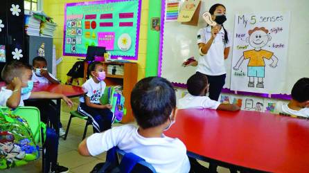 La maestra Lety Maldonado practica con los niños las partes del cuerpo y los cinco sentidos en inglés. FOTOS: AMÍLCAR IZAGUIRRE