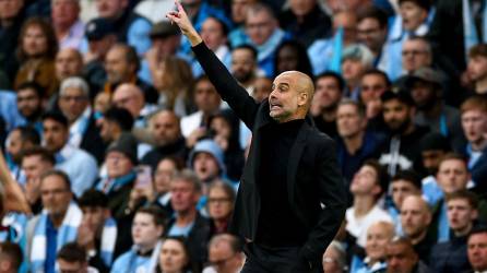 Pep Guardiola dando instrucciones durante el juego Manchester City vs Real Madrid.