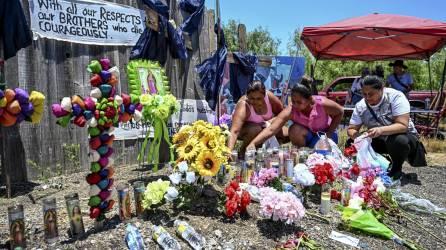 Residentes de San Antonio depositan flores y ofrendas en el lugar donde fue encontrado el tráiler abandonado con los migrantes fallecidos.