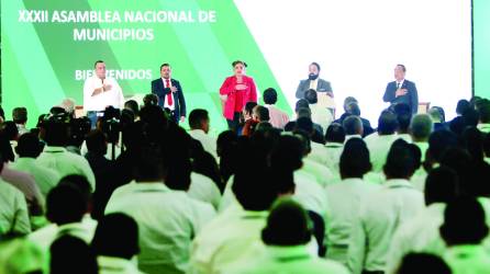 La presidenta Xiomara Castro y el presidente del CN, Luis Redondo, asistieron a la ceremonia.
