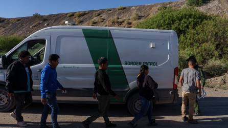 Cientos de migrantes son detenidos a diario por la Patrulla Fronteriza en la ciudad de Yuma, Arizona.