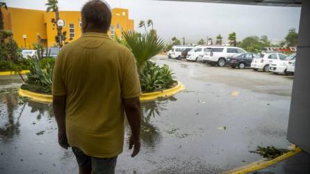 Un empleado del hotel observa la calle antes de la llegada del huracán Norma a Los Cabos, estado de Baja California.