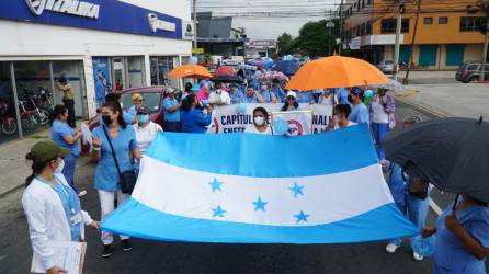 Profesionales de la enfermería realizaron este jueves una protesta en la tercera avenida de San Pedro Sula, en exigencia a varias demandas hacia la Secretaría de Salud.