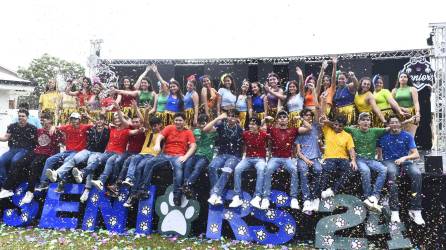 Los 41 seniors de la escuela bilingüe Academia Americana, de San Pedro Sula, celebraron su regreso a clases por todo lo alto.