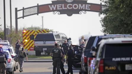 Policías resguardan escena del tiroteo en un centro comercial de Allen, Texas (Estados Unidos).
