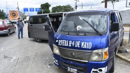 Así quedaron los dos buses, tipo rapidito, que chocaron en la entrada al sector Rivera Hernández.