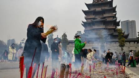 Residentes de Wuhan recibieron el Año Nuevo chino con plegarias en monasterios.