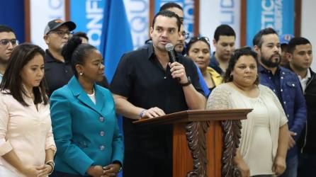 Bancada nacionalista en conferencia de prensa, liderada por el diputado, Tomás Zambrano.