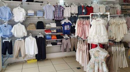 1. Categoría Compras: Chiccolandia. El lugar ideal para que los pequeñitos del hogar vistan a la moda. Sobresalen por sus originales colecciones y amplia gama de productos como zapatos, accesorios, juguetes y más 800 marcas de ropa. Cuentan con establecimientos en San Pedro Sula y Tegucigalpa, pero ofrecen envíos a nivel nacional, siendo la alternativa idónea para los padres que quieren que sus hijos luzcan atuendos de excelente calidad.