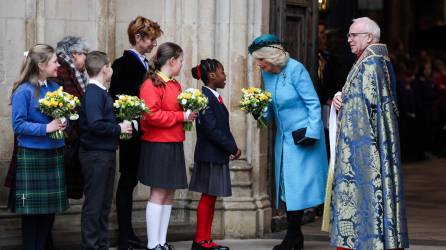 La Reina Camilla recibe un ramo en Londres el 11 de marzo, al final de la ceremonia anual del Día de la Commonwealth.