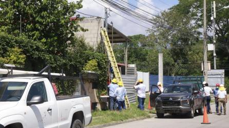 Cuadrillas en operativos contra hurto de energía en zonas del noroeste de San Pedro Sula.