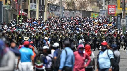 Miles de manifestantes exigen la liberación de Castillo en violentas protestas que han sumido al país en caos.