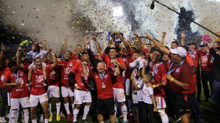 Jugadores y cuerpo técnico del Olimpia en el momento que alzaban el título.