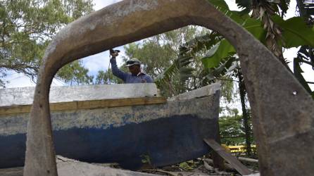 Cada pieza que se desecha de otra embarcación, Santos Paguada la vuelve útil para las lanchas que el construye en el Caribe de Honduras.