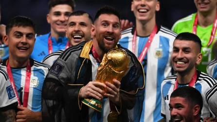 Argentina venció en la tanda de penales a Francia y se coronó campeón. Así reaccionaron los medios internacionales.