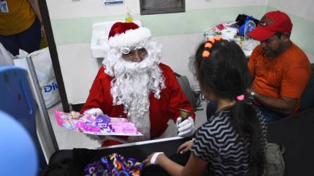 El sonido de las campanas navideñas y la peculiar sonrisa de Santa Claus llenaron de alegría los pasillos de las salas de Pediatría y Hemato Oncología del hospital Mario Catarino Rivas.