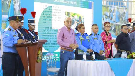 El director de la Policía, Hector Sánchez, lanzó las mesas en el Olímpico.