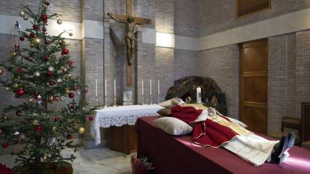 El Vaticano difundió las primeras fotos del cuerpo de <b>Benedicto</b> XVI, fallecido el sábado a los 95 años y recordado una vez más este domingo por su sucesor, el papa Francisco.