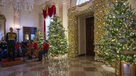 La primera dama de Estados Unidos, Jill Biden, desveló este lunes las decoraciones navideñas de la Casa Blanca para el 2022, anunciando que eligió el tema “Nosotros, el pueblo” para las festividades de fin de año.