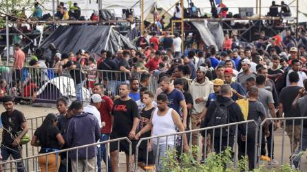 La crisis migratoria se agrava en México tras nuevas restricciones del Gobierno de Biden que han dejado a miles de migrantes varados en todo el país.