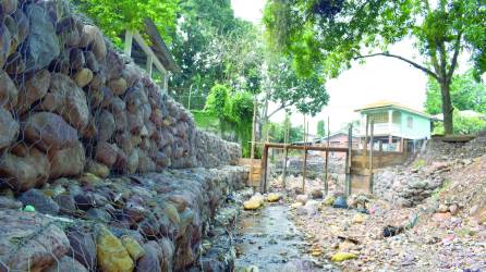 <b>Con los gaviones se protegerán calles y viviendas durante las crecidas de la quebrada El Búfalo.</b>