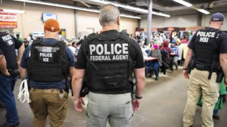 Las siete redadas el miércoles en Misisipi, en el sureste, dejaron a muchos niños solos y dependiendo de los vecinos para tener qué comer y dónde dormir. Foto: AFP/US Immigration and Customs Enforcement