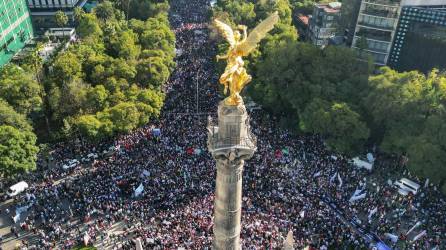 Miles de personas asistieron a la marcha convocada por López Obrador una semana después de una masiva protesta en su contra.