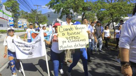 “Cuando vengan a buscar votos ya estaremos muertos de hambre”, fueron algunas de las consignas que utilizaron los protestantes. Fotos: Moisés Valenzuela y AFP.