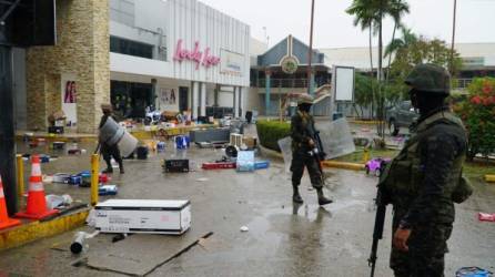 Los saqueadores dejaron la ropa y electrodomésticos tirados en los parqueos de los centros comerciales al ver que la Policía llegaba a evitar el robo en las tiendas.