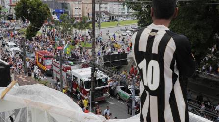 <b>Pelé</b> ya es eterno: sus restos mortales fueron sepultados este martes en la ciudad brasileña de Santos, tras una procesión en la que miles dieron su último adiós al “rey” del fútbol.