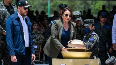 La ahora presidenta de Honduras, Xiomara Castro, parece mantener una relación estable con la cúpula militar del país.