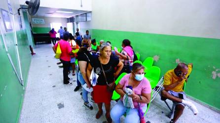 <b>Decenas de personas acuden a estos centros hospitalarios en busca de atenciones médicas durante los feriados y días normales. Fotos: Franklyn Muñoz</b>