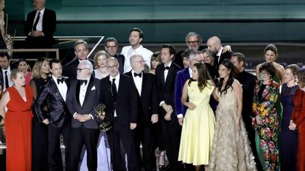 Jesse Armstrong (sosteniendo un trofeo) y el elenco y el equipo de ‘Succession’ aceptan el premio a la Serie Dramática Sobresaliente en el escenario durante la 74.ª Primetime Emmys en el Microsoft Theatre en Los Ángeles, California.