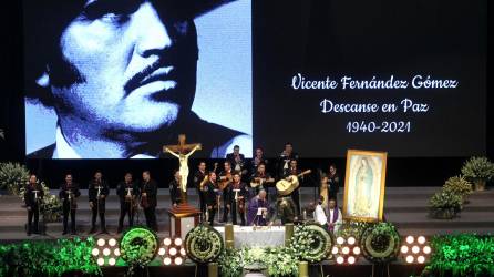 Luego de un multitudinario funeral y homenaje, los restos del cantante Vicente Fernández fueron sepultados.