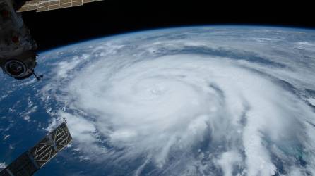 Fotografía cedida por la NASA donde se aprecia una vista del huracán Henri frente a la costa este de los Estados Unidos tomada el 21 de agosto desde la Estación Espacial Internacional.