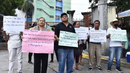 Un grupo de pacientes rechazó el anuncio del proyecto, protestando frente al Mario Rivas y tomándose la calle frontal. Afirman que pretenden sustituir los servicios de Diálisis de Honduras.