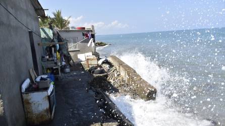 Muchas viviendas han sido destruidas por el mar, al menos unas 30 sufren el impacto cuando el oleaje altera en la época de invierno.