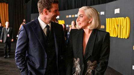 Bradley Cooper llegó a la premier de “Maestro” en compañía de Lady Gaga.
