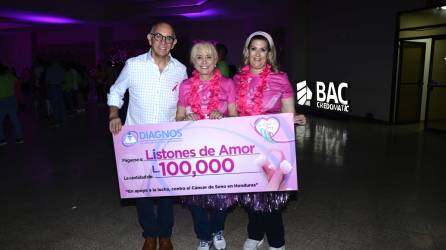 Diagnos hizo un donativo de 100 mil lempiras a la Fundación Cepudo.En la foto posan: Carlos Paz, Jacqui Babún y Gisselle Downing