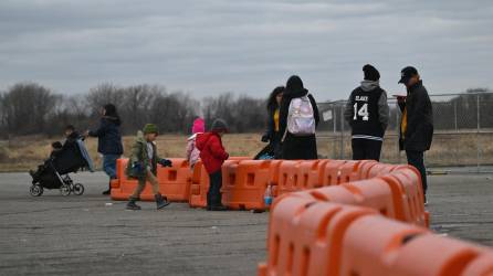 Fotografía de arcvhivo de inmigrantes en la frontera de México-Estados Unidos.