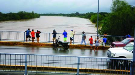 <b>Población se acerca a diario a vigilar nivel del río Ulúa. Fotos: Moisés Valenzuela.</b>