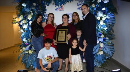 Las homenajeadas, Geissel y Marta, junto a su adorada familia que también fue parte del magno evento.