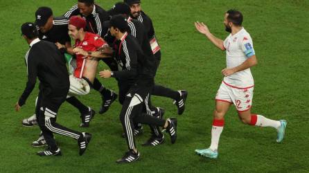 Durante la victoria de 1-0 de Túnez ante Francia, se dio un momento polémico ya que un aficionado interrumpió el partido.