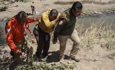 Moisés Rojas de Venezuela es rescatado por agentes del Grupo Beta y del Instituto Nacional de Migración con una herida en un pie mientras intentaba cruzar el Río Bravo.