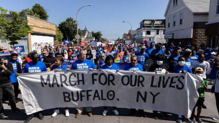 Miles de personas marcharon ayer en las principales ciudades de Estados Unidos para protestar contra la violencia armada en el país tras las masacre de Texas y Nueva York.