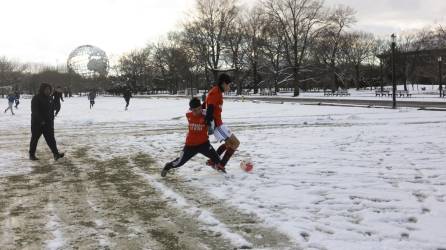 Sin importar el clima, jugadores se reúnen en el Parque Flushing Meadows Corona para partidos de fútbol.